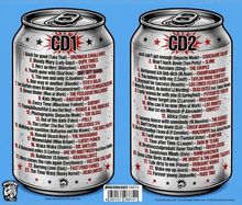 Zwei Getränkedosen mit "CD1" und "CD2", jeweils mit einer Titelliste von Cover-Songs. Hintergrund ist blau.