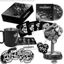 „Kärbholz Sturm zieht auf“ steht auf mehreren Objekten, umgeben von düsteren Illustrationen und Totenkopfdesigns.