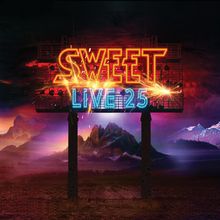 "SWEET LIVE 25" in leuchtenden Buchstaben, vor einer dramatischen, bunten Berglandschaft in der Dämmerung.