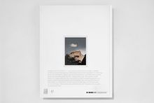 Text über John Lennons Song "Imagine", Dokumentation der Albumgeschichte. Foto einer Person, die zum Himmel schaut.