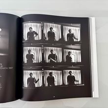 Links unten: "KÖLN GURZENICH, 1957". Oben sechs Schwarzweiß-Fotos einer Person vor einem Mikrofon mit Vorhang.