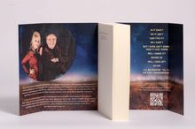 Ein Buchcover mit Text über Dolly Parton und James Patterson. Enthält Liedtext-ähnliche Zeilen rechts und ein QR-Code unten.