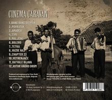 "CINEMA CARAVAN" ist oben links. Eine Liste von 12 Musiktiteln darunter. Vier Männer spielen Instrumente im Freien.