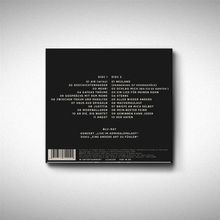 Beschriftung auf schwarzem Hintergrund: Zwei Discs mit Songlisten und Blu-ray-Inhalt (Konzert und Doku).