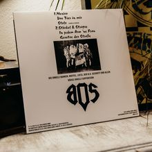 Trackliste: Mexico, Das Tier in mir, Stolz, Stöckel & Strapse. Logo "BOS" und ein Schwarz-Weiß-Foto von vier Personen.