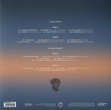 "LUNGE PFEIFT" und "MAGEN KNURRT" als Überschriften; vier Seiten mit je sechs Musiktiteln und Künstlern. Hintergrund in Abenddämmerung.