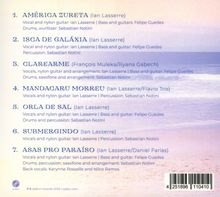 Texte sind Titel und Mitwirkende von Musikstücken. Hintergrund: Strand mit Meer. Links unten ist ein rundes Logo.