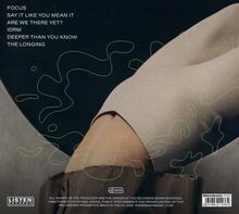 Text: "FOCUS, SAY IT LIKE YOU MEAN IT, ARE WE THERE YET?, IDRM, DEEPER THAN YOU KNOW, THE LONGING".  
Abstraktes Design mit geschwungenen Linien.