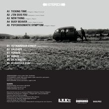 Texte: Songtitel und Autoren sind aufgelistet. Ein Van wird im Hintergrund auf einer Wiese geschoben.