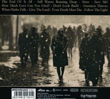 "The End Of It All - Still Waters Running Deep - Siren - Save Me!" Menschen in Mänteln gehen durch dichten Schneefall.