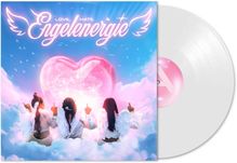 Der Text lautet "Love, Hate & Engelenergie". Drei Figuren mit Flügeln in Wolken; helle Farben, Herz aus Licht.