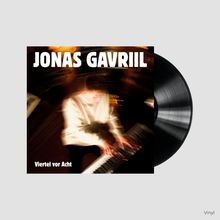 "JONAS GAVRIIL", "Viertel vor Acht". Verschwommene Person am Klavier, neben einer Vinyl-Schallplatte.