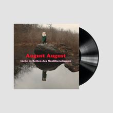 "August August. Liebe in Zeiten des Neoliberalismus." Ein Mensch mit Tiermaske steht auf einem Felsen am Wasser. Vinyl sichtbar.