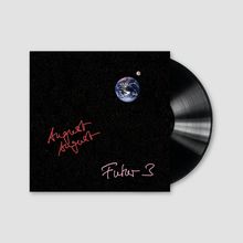 "August August" und "Futur 3" in roter Schrift; Cover zeigt Erde im All neben einer Vinyl-Schallplatte.