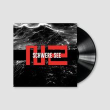 Aufschrift: "SCHWERE SEE" mit großem, stilisiertem roten Logo. Im Hintergrund tobende schwarze Wellen.