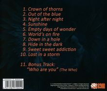 Eine Trackliste von elf Titeln mit orangefarbener Schrift auf dunklem Hintergrund. Unten ein Löwenkopf-Logo.