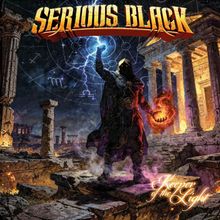 "Serious Black" oben, "Keeper of the Light" rechts unten. Ein Umhangträger mit magischen Kräften in Ruinenlandschaft.