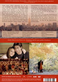 Texte: 
- "Ein Fest für unbelehrbare Romantiker..."
- "Wahre Liebe? Glück? Sehnsucht?"
- Darsteller: ...
- "Karan Johar ist ein Meister des Melodrams..."
- Website: www.rapideyemovies.de

Beschreibung:
Sechsteilige Collage; oben ist eine Stadtansicht; unten Szenen aus einem Film mit Tanz und Paaren im Wald.