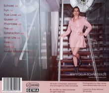 Trackliste mit zwölf Titeln und Laufzeiten. Frau in rosa Mantel steht auf einer Treppe. Website-URLs unten rechts.