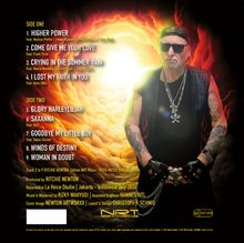 Titelliste mit Songs und Mitwirkenden. Links ein Mann mit Sonnenbrille, Tattoos und Lederweste vor einem feurigem Hintergrund.