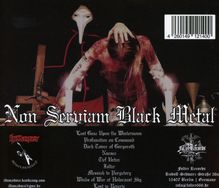 "Non Serviam Black Metal" steht in gotischer Schrift. Szene mit Plague-Masken-Gestalt hinter blutverschmiertem Menschen, Kreuz, Kerzen.