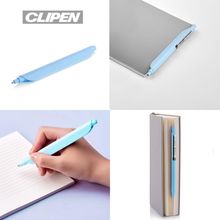 "CLIPEN" oben links. Vier Bilder eines hellblauen Stifts, auf einem Notizblock, Buch und Schreibtisch.