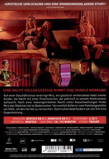 „EINE NACHT VOLLER EXZESSE NIMMT EINE DUNKLE WENDUNG“ – Ein Mann in einem Hotelzimmer mit einer Frau, rotes Licht.