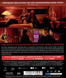 Texte: „EROTISCHE VERLOCKUNG...“, „EINE NACHT VOLLER EXZESSE...“, „AUF EINER...“, „SPRACHEN: DEUTSCH...“. 

Szene: Menschen in einem Hotel, sinnliche und spannungsgeladene Atmosphäre.
