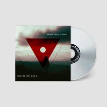 Titel: "MORE THAN I OWN", Künstler: MONOCENE. Ein rotes Dreieck mit der Silhouette einer Person vor einem stürmischen Himmel.