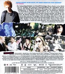 Oben: „ERFRISCHENDES MUSIK-BIOPIC MIT EINEM PERFEKTEN EWEN BRENER“. Beschreibung der Lebensgeschichte von Alan McGee. Kollage von Fotos, inklusive Konzerten und Interviewszenen, unter anderem ein Mann mit rotem Haar und Lederjacke. Unten: Hinweise zu Bonusmaterial und technische Details. Strichcode am unteren Rand.