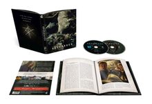 "Nur die Toten kennen die Wahrheit." Cover einer DVD-Box mit einem Hirsch und Buch. Zwei Discs liegen daneben.