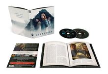 "Oderbruch Staffel 1", "Nur die Toten kennen die Wahrheit". Blu-ray-Hülle, zwei Discs, aufgeschlagenes Buch mit Szenefoto.