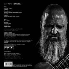 "Jeff Aug - INTERIM" mit zwei Seiten von Liedtiteln. Schwarz-weißes Porträt eines Mannes, der eine Gitarre hält.