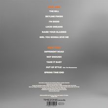 Ein grauer Hintergrund mit weißen und orangenen Texten listet Songs beider Seiten eines Albums auf. Oben steht "SIDE ONE".