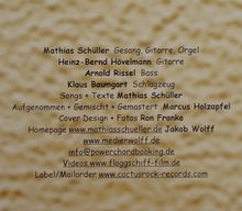 Texte beschreiben Musiker und Rollen, Produktion, Design sowie Websites und Kontakte auf einem strukturierten, beigen Hintergrund.
