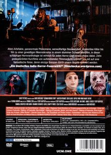 "Alien-Artefakte, paranormale Phänomene, werwolfartige Besessenheit, mysteriöse Killer... 'Ein deutsches Indie-Horror-Feuerwerk!'"

Ein Raum mit Büchern, eine Gestalt und ein Skelett. Drei Bilder zeigen gruselige Szenen mit Monstern und schockierten Menschen.