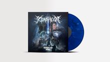 Zornheym: Descending Into Madness. Düsteres Cover mit Fantasiegestalten, leuchtendem Schwert und blauer Vinylplatte.