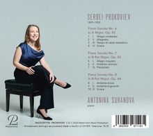 Texte: Sergei Prokoviev, Antonina Suhanova piano, Stücke und Sätze von drei Klaviersonaten. Frau sitzt lächelnd auf Hocker.