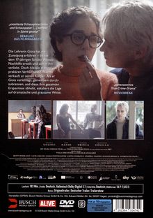 Texte: „exzellente Schauspielerinnen“, „sehenswertes True-Crime-Drama“. Eine Frau mit Brille trägt Lippenstift auf.