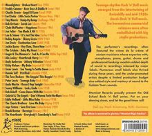 Liste von Songs und Künstlern mit Jahreszahlen; Ein Mann in einem Anzug spielt Gitarre und es gibt englische Texte über Musik.