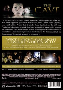 THE CAVE. Wecke nicht, was nicht geweckt werden will! Drei Menschen erkunden eine dunkle Höhle mit Taschenlampen.