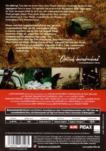 "Optisch beeindruckend" – The Independent Critic. Ein Mädchen steht vor einem alten Traktor in einem Feld. Szenenbilder unten.