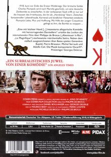 Kurze Inhaltsbeschreibung: Ein britischer Soldat trifft in einer verlassenen Stadt auf Insassen eines Irrenhauses. Unten befinden sich Szenen aus dem Film, daneben ein rotes Karo-Karten-Symbol.