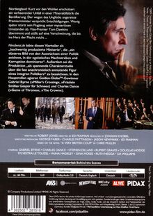 "Nordengland: Kurz vor den Wahlen erschüttert ein verheerender Unfall eine Mineralölfabrik." Ein nachdenklicher Mann im Anzug.