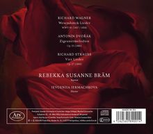 Texte von Wagner, Dvořák, Strauss; Sopran: Rebekka Susanne Bräm, Klavier: Ievgeniia Iermachkova. Rote, fließende Stoffe im Hintergrund.