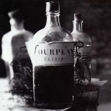 "Fourplay Elixir" steht auf einer alten Flasche im Vordergrund, dahinter weitere Flaschen in einem dunklen, verwaschenen Stil.