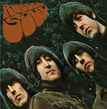 Text "Rubber Soul" in großen braunen Buchstaben, unten vier Männer mit langen Haaren und ernstem Blick vor einem dunklen Hintergrund.