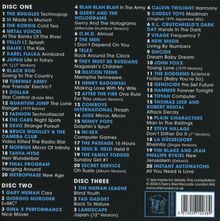 "DISC ONE", "DISC TWO", "DISC THREE", darunter verschiedene Songtitel und Künstlernamen in weiß und blauem Text auf schwarzem Hintergrund.