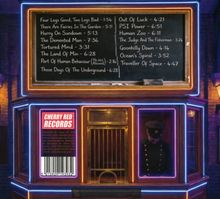 Ein Schild mit Songtiteln und Zeiten, darunter leuchtet "Cherry Red Records". Ein Neon-umrahmter Schalter mit uniformierter Person.