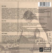 Texte zu verschiedenen Musikstücken sind in drei Discs unterteilt. Unten rechts befindet sich ein "él Cherry Red Records" Logo.